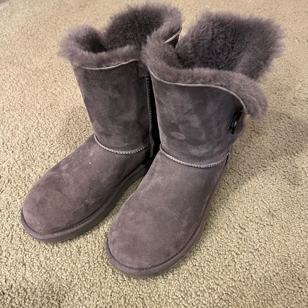 UGG | Grey with Buttons | Women’s 9